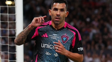 El Apache deslumbró en Old Trafford con 4 goles en un partido benéfico