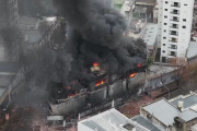 Pánico por el derrumbe de un depósito en llamas