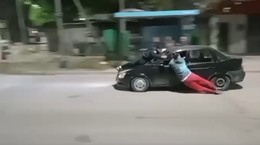 Aceleró en medio de una protesta y arrastró a dos vecinos con su auto