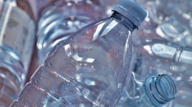 Por qué desaconsejan reutilizar la botella de plástico para tomar agua