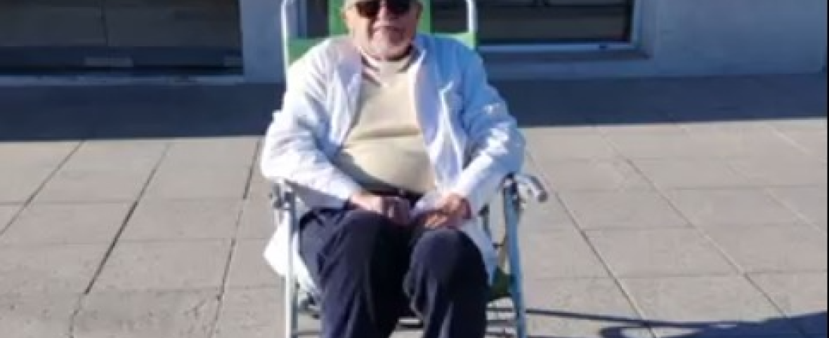 "Estoy sentado en la puerta de la clínica para obtener una respuesta"