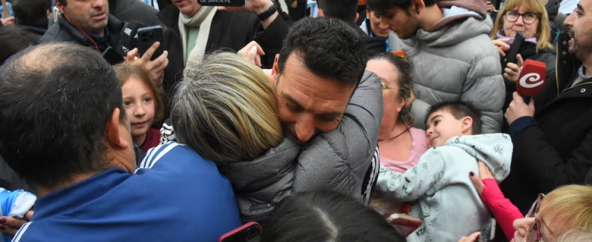Scaloni volvió a Pujato y dejó un mensaje que conmovió a todos