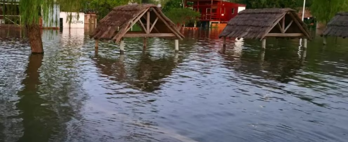 Dos trabajadores murieron en las islas y Corrientes enfrenta nuevas evacuaciones