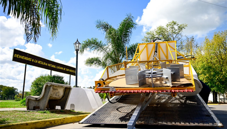 Llega una lancha para limpiar la Laguna del Ojo y potenciar el turismo
