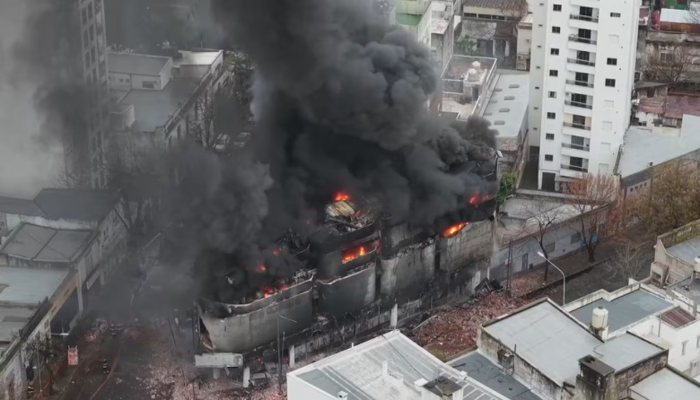 Pánico por el derrumbe de un depósito en llamas