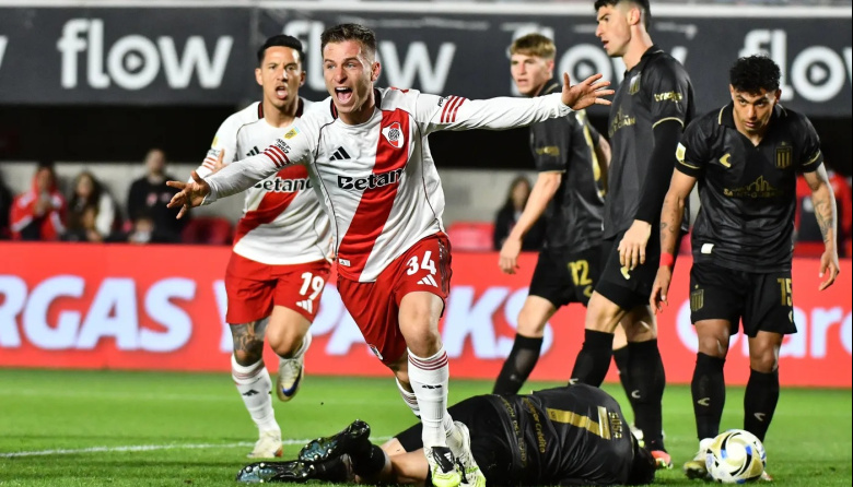 River resistió con uno menos y venció a Estudiantes