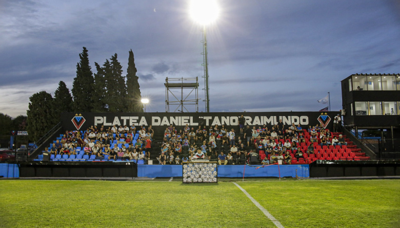 Brown estrenó su nueva platea y emocionó a todo Adrogué