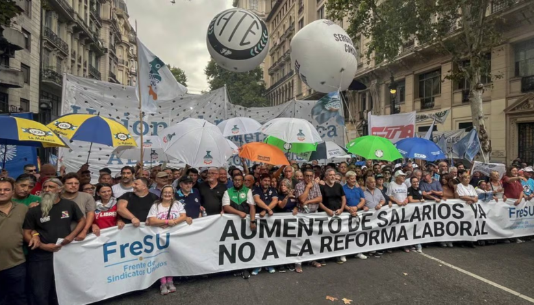 Corridas, gases y un centro blindado por la reforma laboral