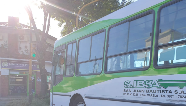 Caos en Varela: cortan accesos y cruzan un colectivo en las vías