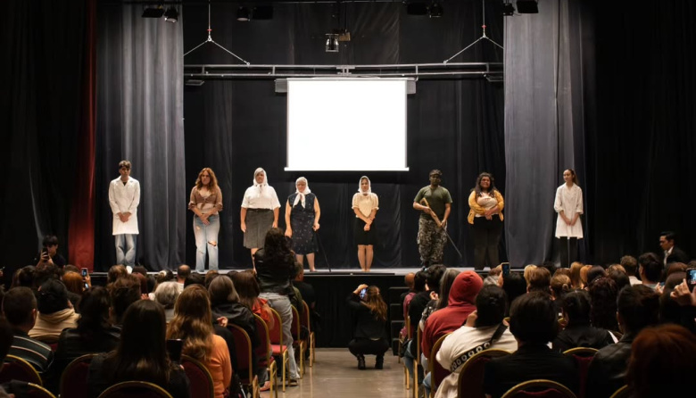 Teatro y vigilia: Ezeiza a 50 años del golpe