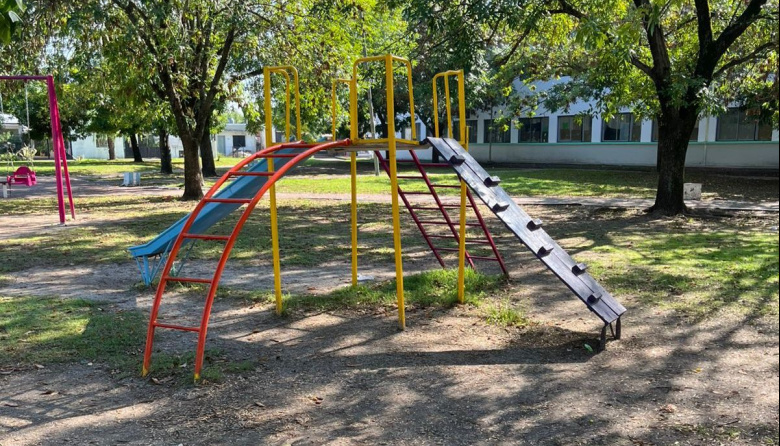 Renovan una plaza clave del barrio y mejoran juegos para chicos