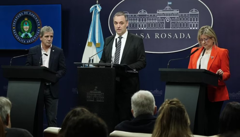 Adorni cambió el juego y evitó preguntas incómodas