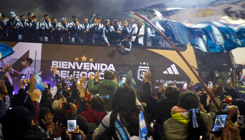 Bajo la lluvia, la Selección recibió el abrazo de todo un país