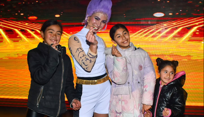 Ezeiza cerró un receso a puro teatro