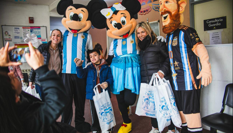 Regalos, sonrisas y una visita muy especial en los hospitales de Brown