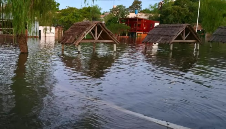 Dos trabajadores murieron en las islas y Corrientes enfrenta nuevas evacuaciones