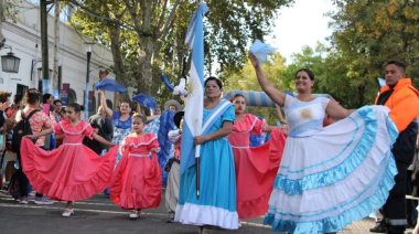 Un 25 de Mayo para el recuerdo: desfile, locro y música en la Plaza Grigera