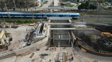 Empujan una enorme estructura de hormigón bajo las vías en Longchamps