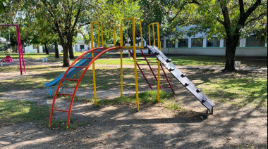 Renovan una plaza clave del barrio y mejoran juegos para chicos