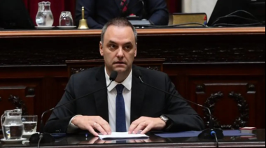 Adorni habló y esquivó respuestas