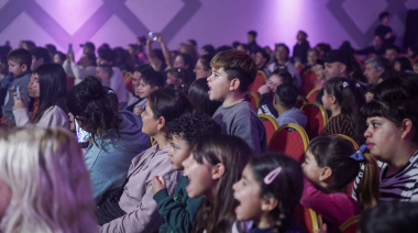 Más de 15 mil vecinos colmaron el teatro municipal