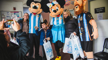 Regalos, sonrisas y una visita muy especial en los hospitales de Brown