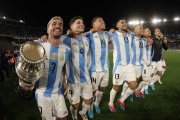 Argentina golea a Chile y afianza su liderazgo