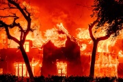 Incendios en California: el viento aviva el fuego en Los Ángeles y ya hay 24 muertos