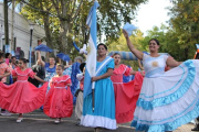 Un 25 de Mayo para el recuerdo: desfile, locro y música en la Plaza Grigera