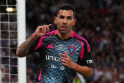 El Apache deslumbró en Old Trafford con 4 goles en un partido benéfico