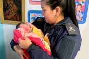 Milena llegó al mundo en Claypole y fue recibida por dos mujeres policías
