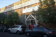 Dos mujeres cayeron por la escalera al ir a votar: una estaba en silla de ruedas