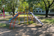 Renovan una plaza clave del barrio y mejoran juegos para chicos