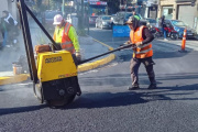Avanza el bacheo sobre Alsina y ya proyectan nuevos frentes de obra