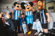 Regalos, sonrisas y una visita muy especial en los hospitales de Brown