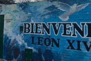 Murales y color: así preparan Claypole para recibir al Papa León XIV