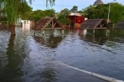 Dos trabajadores murieron en las islas y Corrientes enfrenta nuevas evacuaciones