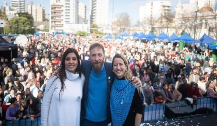 Una fiesta patria que emocionó a miles en Plaza Grigera